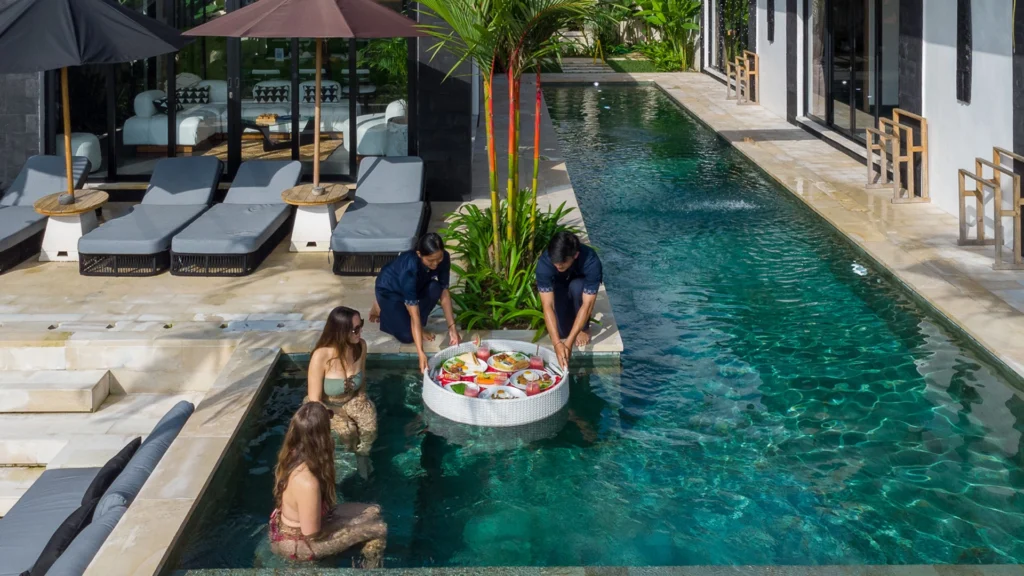 Petit déjeuner flottant servi dans la piscine privée de la Villa Kali à Ubud