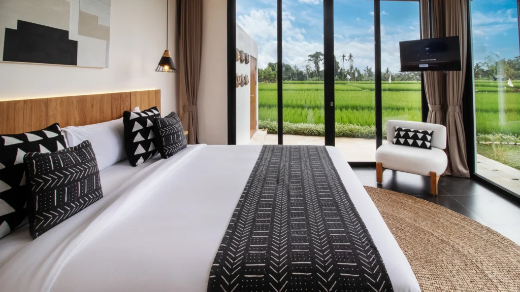 Chambre de la Villa Kali à Ubud avec baie vitrée donnant sur les rizières
