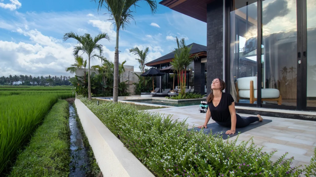 Séance de yoga au yoga shala privé de la Villa Kali avec vue sur les rizières à Ubud